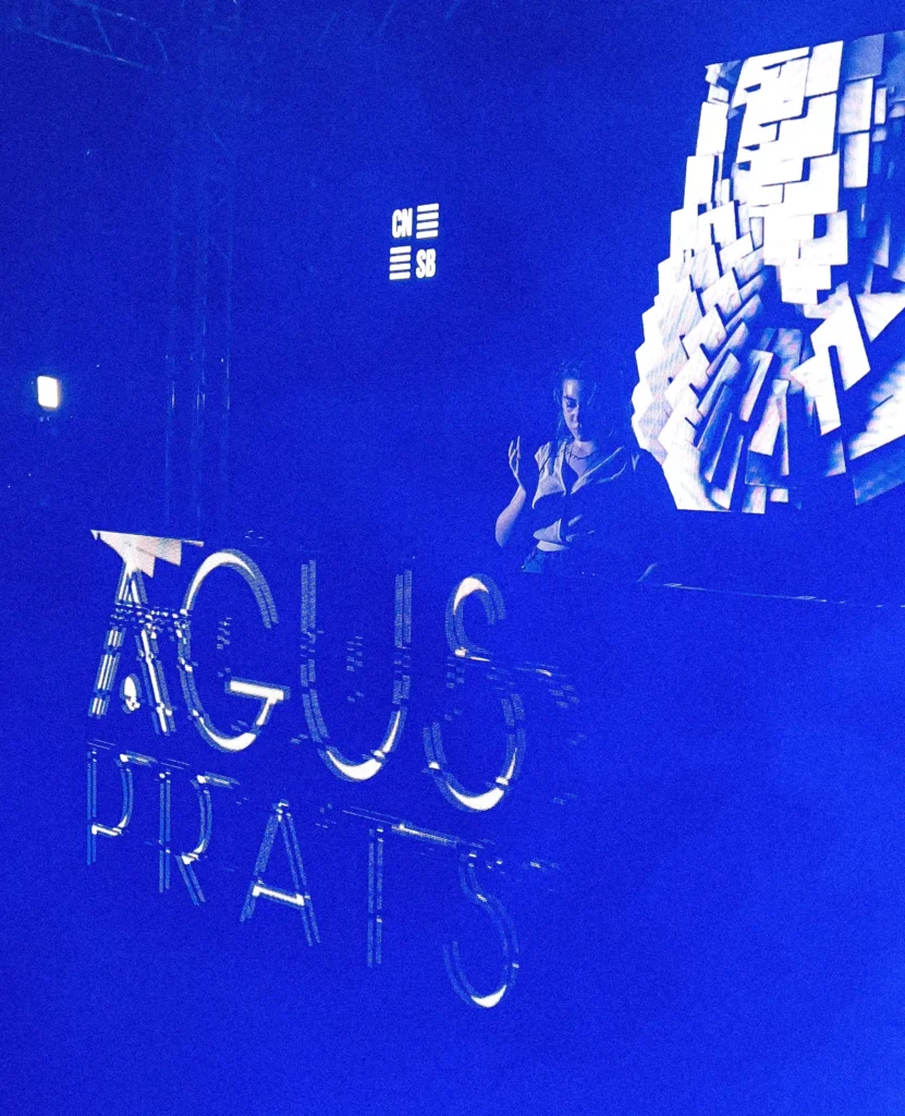 DJ Agustina Prats en el escenario del evento Elección de Reinas 2024 del Club Náutico San Bernardino, mezclando en vivo para el público de todas las generaciones.