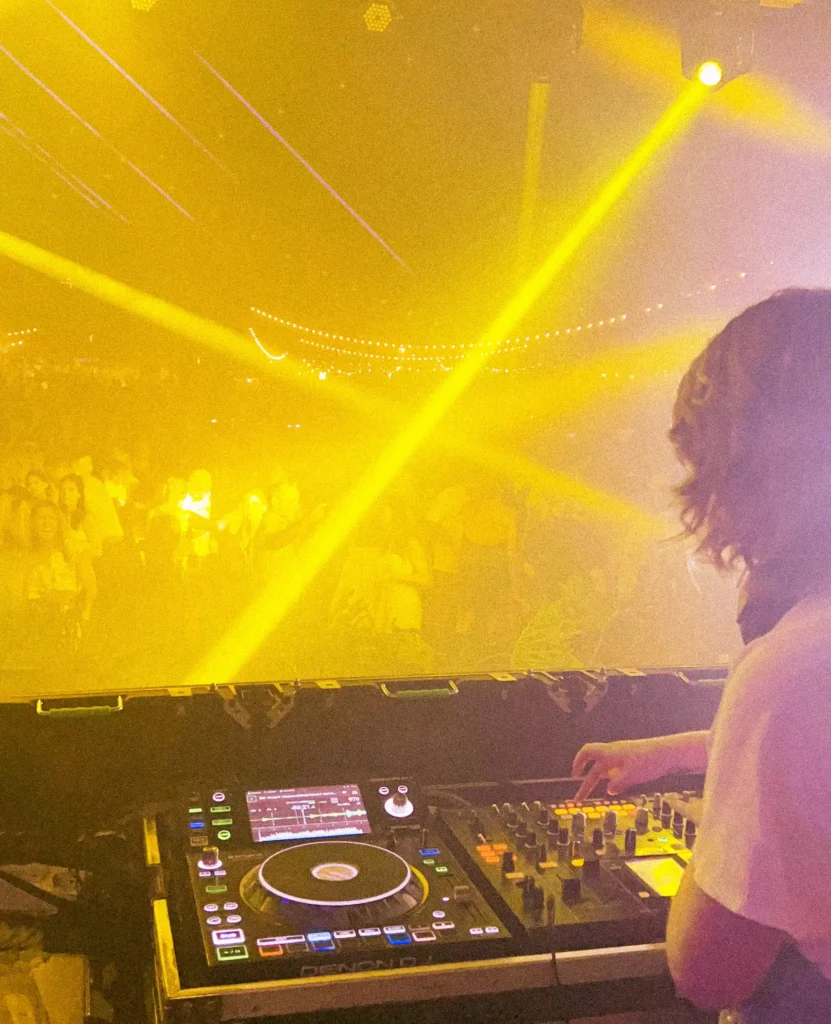 DJ Agustina Prats ambientando la pista para todas las generaciones presentes, celebrando el tradicional evento, Elección de Reinas del Club Náutico San Bernardino.