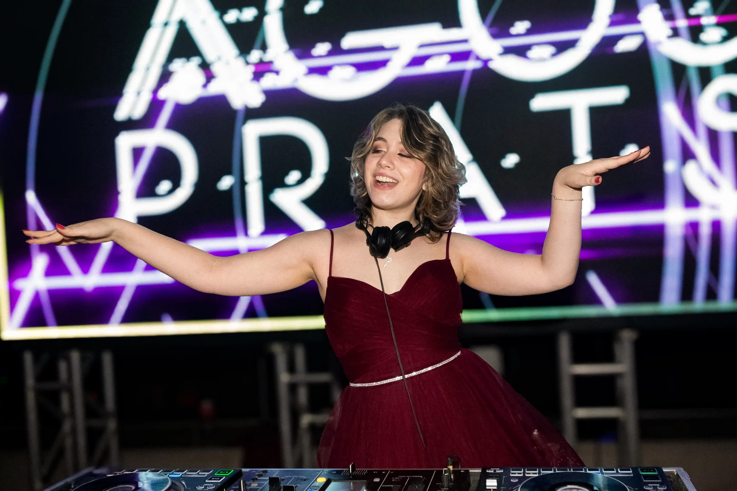 Quinceanos de Wardi Jure Agus Prats DJ en consola Miki Prats DJ scaled