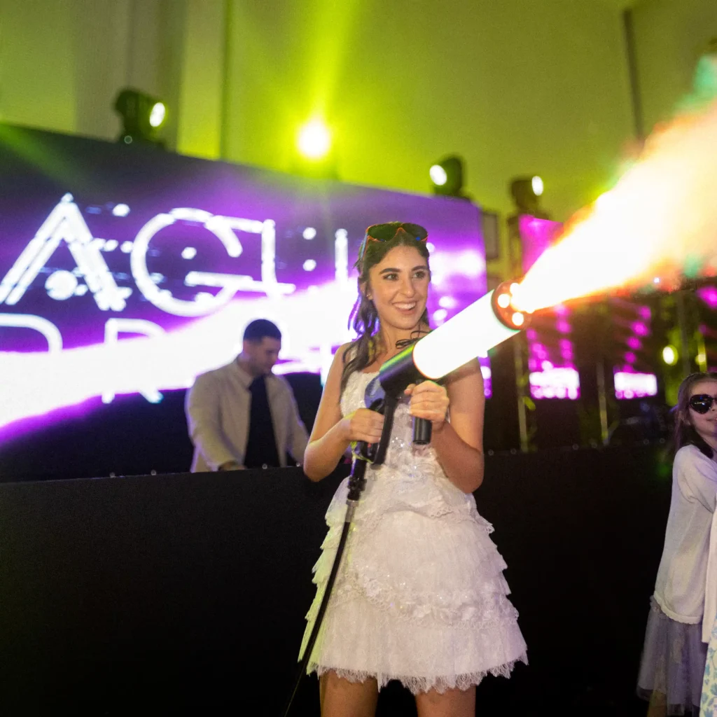 La quinceañera Wardi Jure disparando su pistola de CO2 al ritmo de la música.